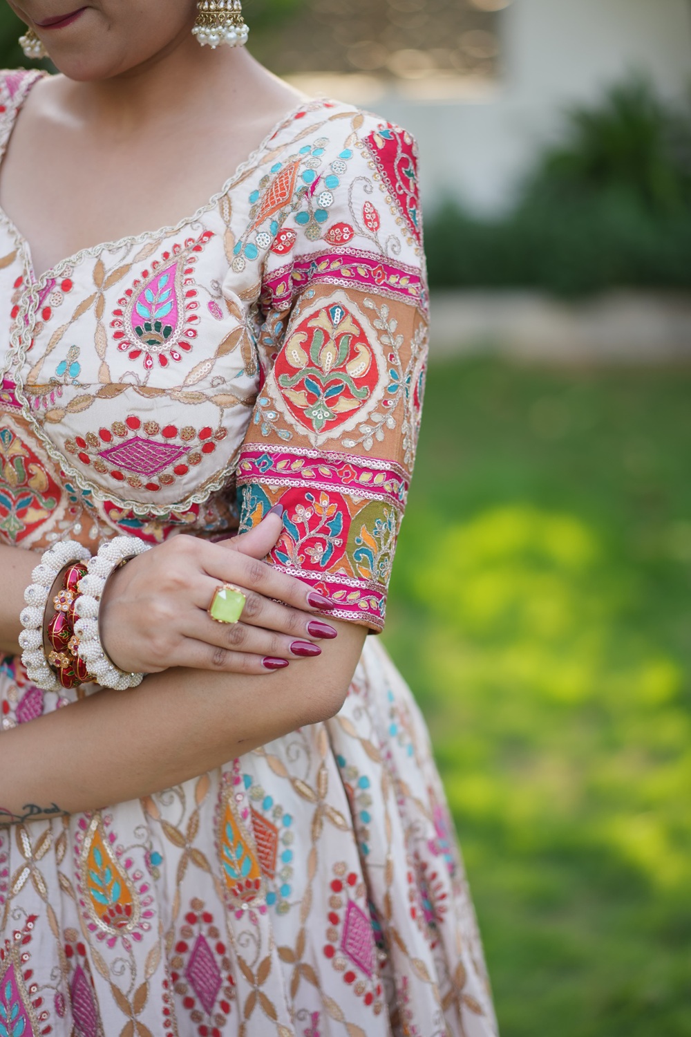 Zara – Regal Off-White Lehenga Ensemble with Contrast Dupatta 2