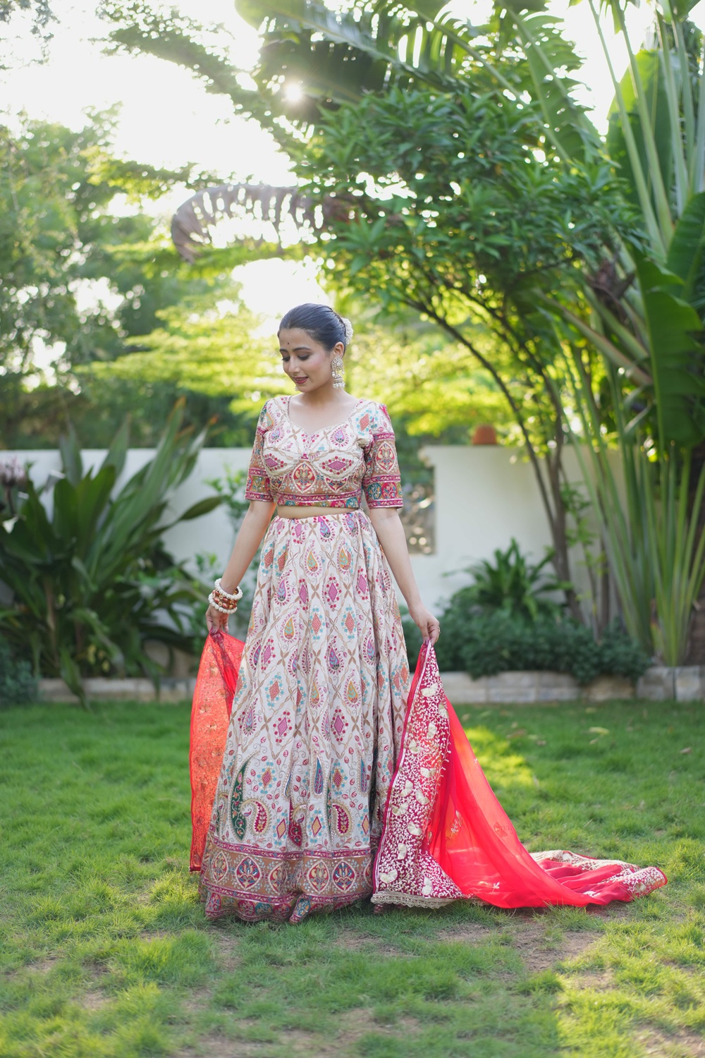 Zara – Regal Off-White Lehenga Ensemble with Contrast Dupatta 3