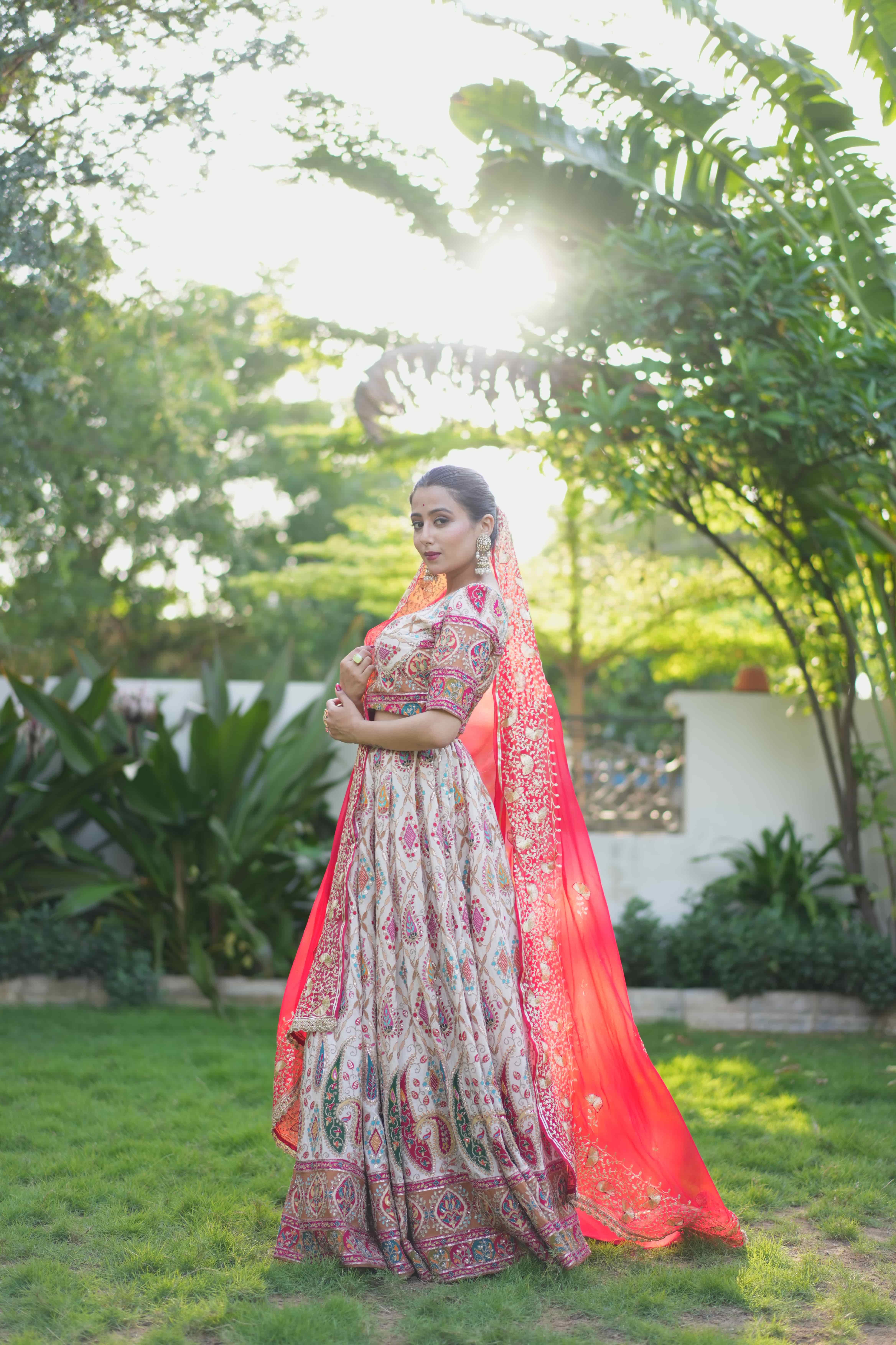 Zara – Regal Off-White Lehenga Ensemble with Contrast Dupatta 4