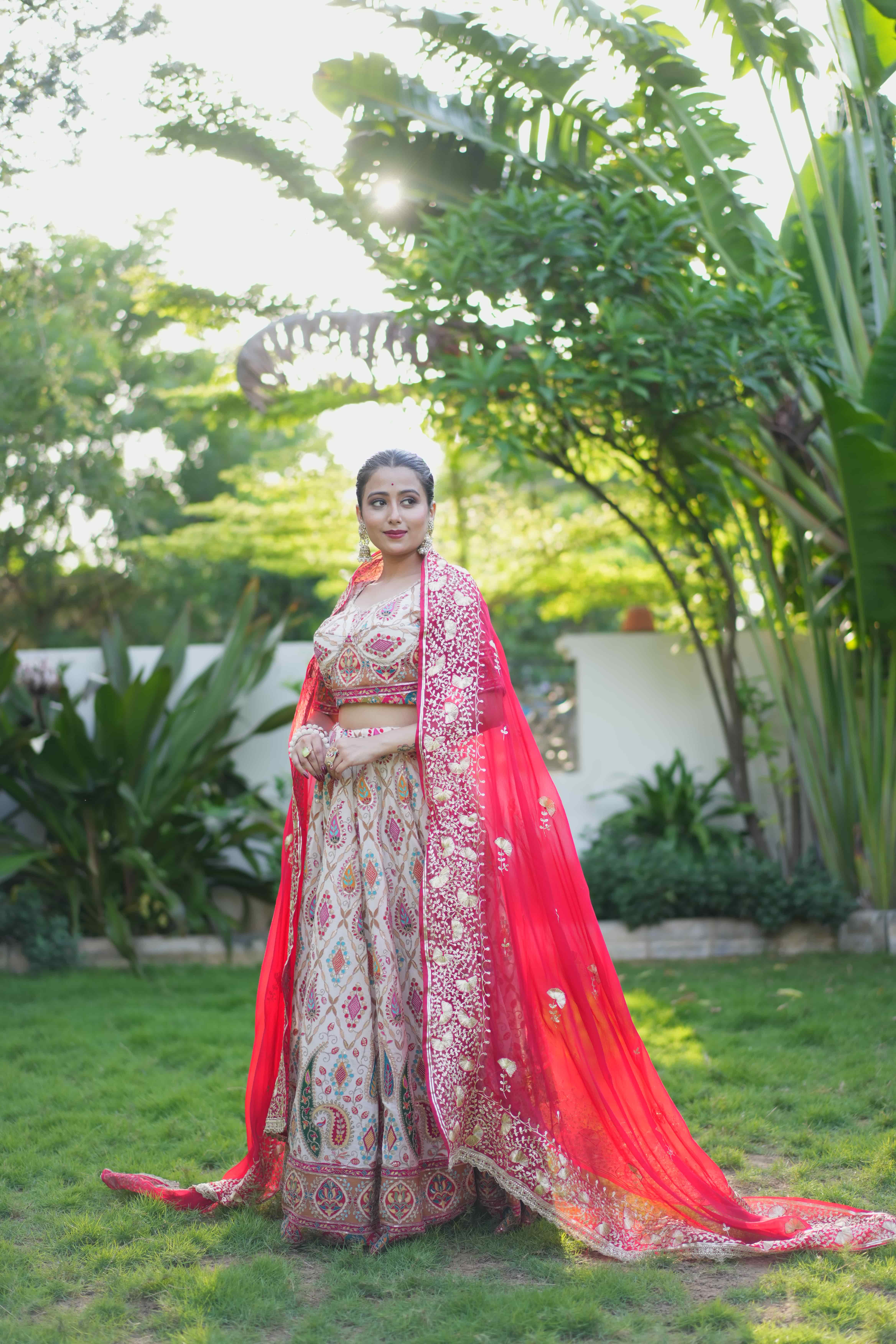 Zara – Regal Off-White Lehenga Ensemble with Contrast Dupatta 5